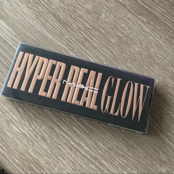 442. Mac hyper real glow highlighter palette - Picture 2 of 7
